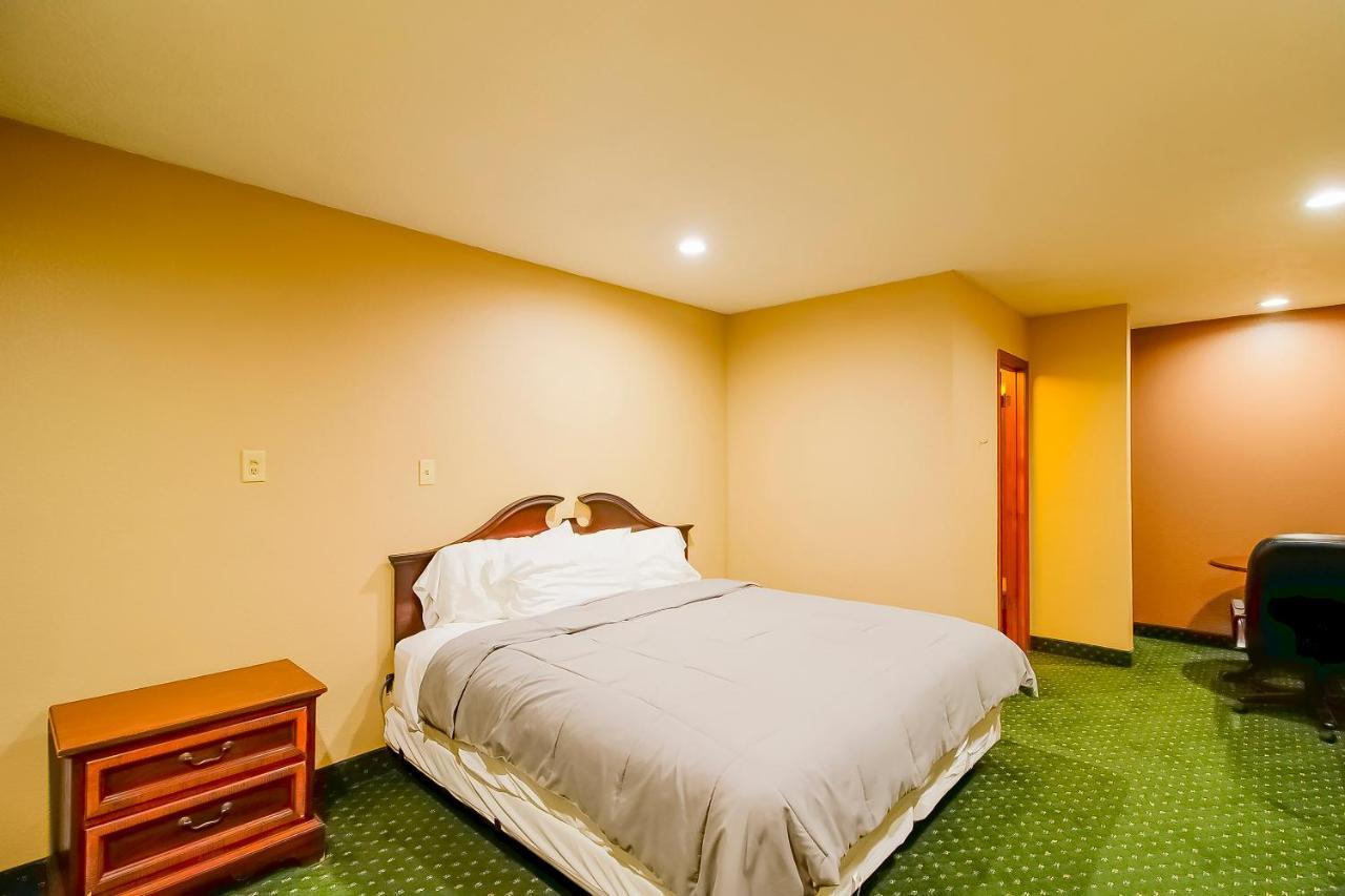 Oyo Pinewood Inn & Suites Silsbee Exterior foto